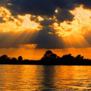Deslumbrante Pôr do Sol Sobre a Água