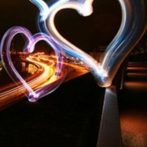 Rastros de Luz em Forma de Coração