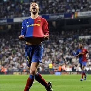 Jogador de Futebol Celebrando