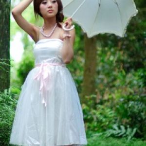 Garota Elegante com Guarda-chuva