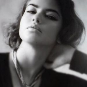Retrato Elegante em Preto e Branco