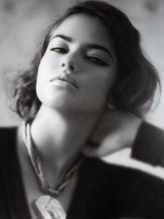 Retrato Elegante em Preto e Branco
