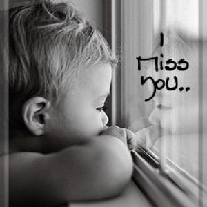 Criança Emocional Olhando pela Janela