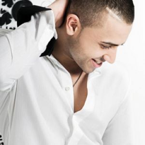 Homem Estiloso em Camisa Branca