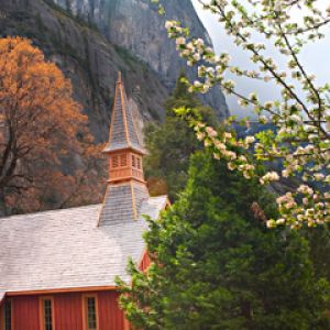 Igreja Vermelha Encantadora na Natureza
