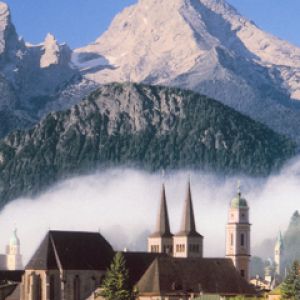 Paisagem Montanhosa com Igreja Histórica