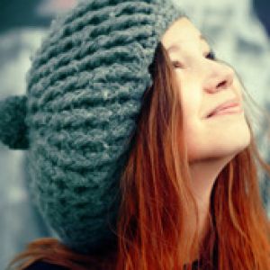 Garota encantadora com gorro de lã