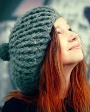 Garota encantadora com gorro de lã