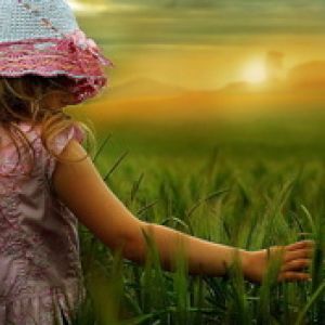 Menina em um Campo ao Pôr do Sol