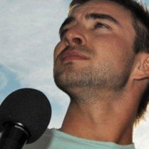 Homem Pensativo com Microfone