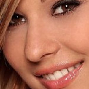 Mulher Bonita e Sorridente