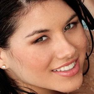 Mulher sorridente bonita