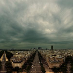Horizonte de Paris com Nuvens Dramáticas