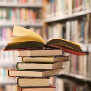 Pilha de Livros na Biblioteca