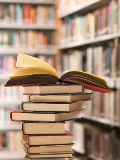 Pilha de Livros na Biblioteca