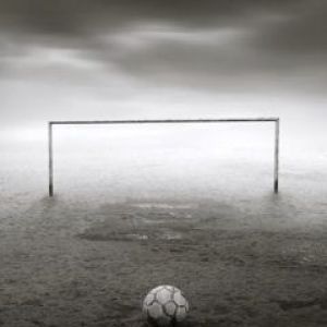 Gol de Futebol em Paisagem Nebulosa