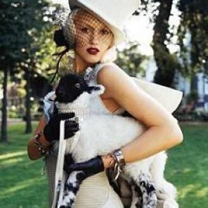 Mulher Fashion com Ovelha