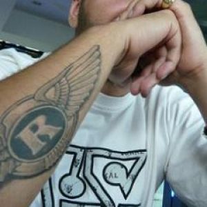 Homem Estiloso com Tatuagem