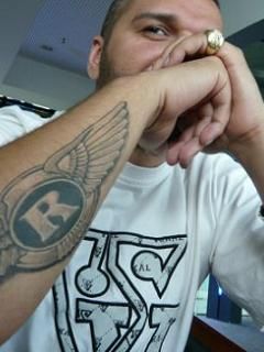 Homem Estiloso com Tatuagem