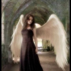 Anjo com Asas em Vestido Escuro