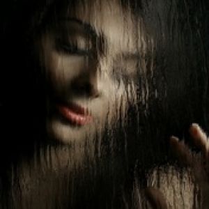 Garota Misteriosa Atrás do Vidro
