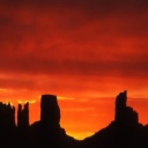 Deslumbrante pôr do sol sobre montanhas