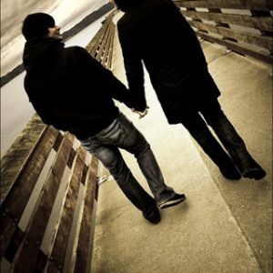 Casal Caminhando de Mão Dada
