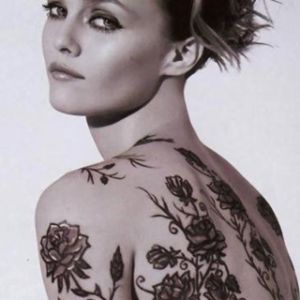 Mulher Tatuada Elegante