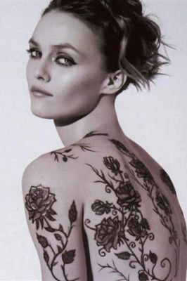 Mulher Tatuada Elegante
