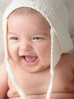 Bebê Feliz com Gorro de Lã