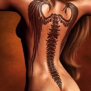 Arte de Tatuagem Impressionante nas Costas