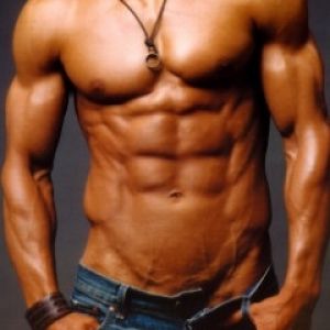 Homem Musculoso com Abdômen