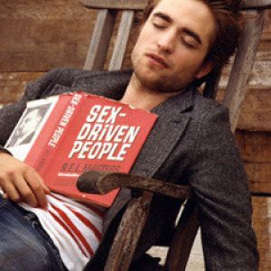 Homem relaxado com livro
