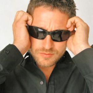 Homem Estiloso com Óculos de Sol