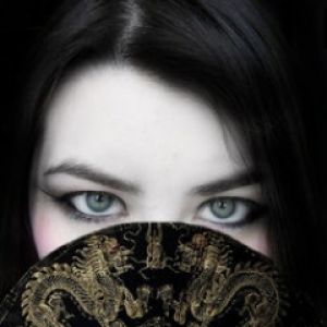 Garota Misteriosa com Leque