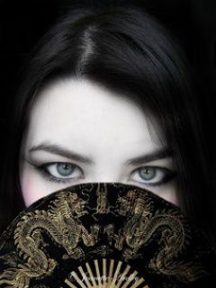 Garota Misteriosa com Leque