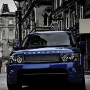 SUV Azul em Ambiente Urbano