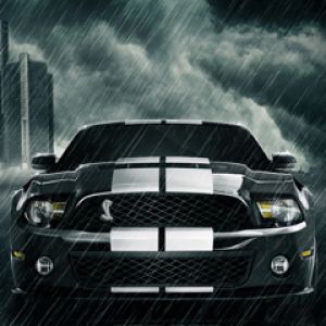 Shelby Mustang na chuva