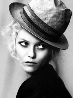 Mulher Elegante com Chapéu