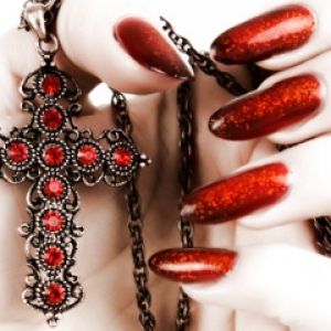 Unhas Vermelhas Glamourosas e Colar de Cruz