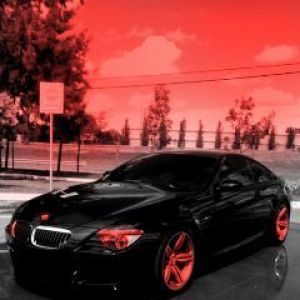 BMW Preta com Acentos Vermelhos