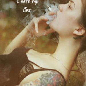 Garota Tatuada Fumando