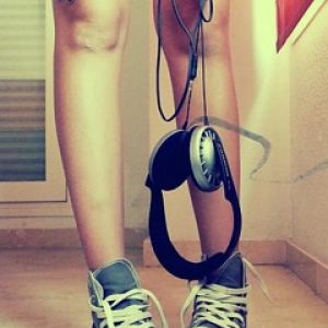 Fones de Ouvido e Tênis Estilosos