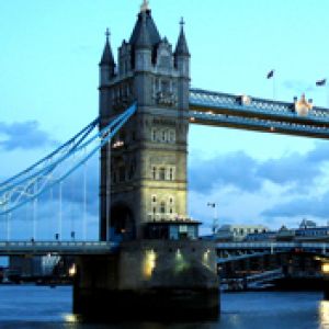 Tower Bridge ao Anoitecer