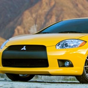 Carro Mitsubishi Amarelo
