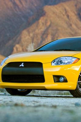 Carro Mitsubishi Amarelo