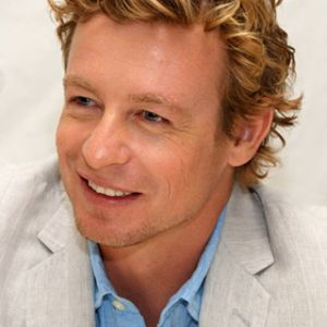 Homem Sorridente com Cabelo Loiro