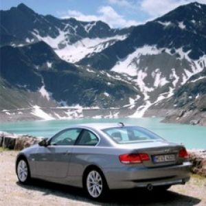 Carro BMW em montanhas cênicas