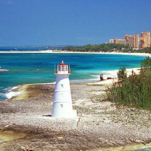 Belo Farol à Beira do Oceano