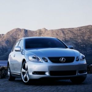 Carro Lexus em Paisagem Cênica